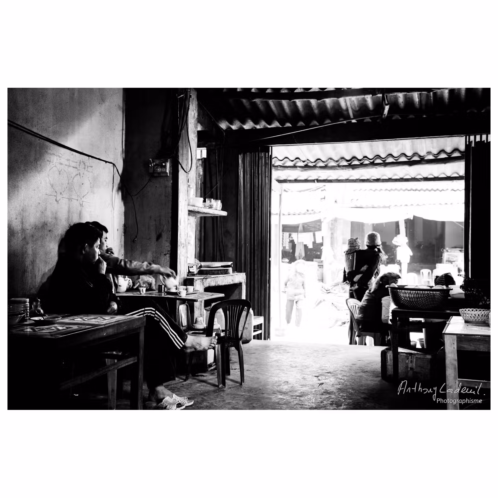 scène intérieure de personnes assises dans un bar au viet nam