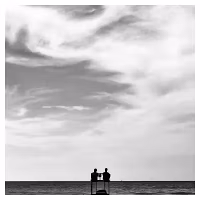 photo noir et blanc de deux surveillants de plage