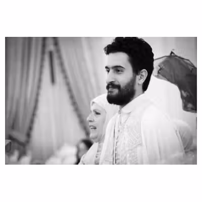Photographie noir et blanc du marié lors d'une cérémonie traditionnelle