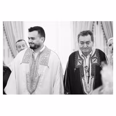 Photographie noir et blanc de deux hommes lors d'un mariage tunisien