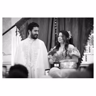 Photographie noir et blanc de mariés lors d'un mariage tunisien traditionnel