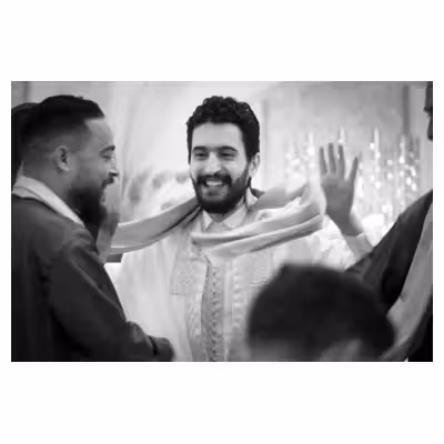 Photographie noir et blanc du marié lors d'un mariage tunisien