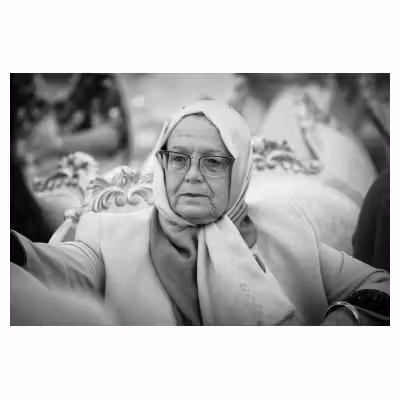 Portrait noir et blanc d'une femme lors d'un mariage tunisien traditionnel