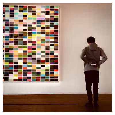 Adolescent vu de dos devant une oeuvre exposée au Centre Pompidou