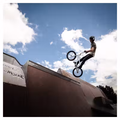 adolescent effectuant un saut à vélo BMX sur un tremplin de skatepark