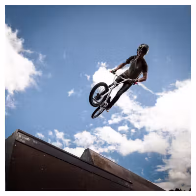 adolescent effectuant un saut à vélo BMX sur un tremplin de skatepark