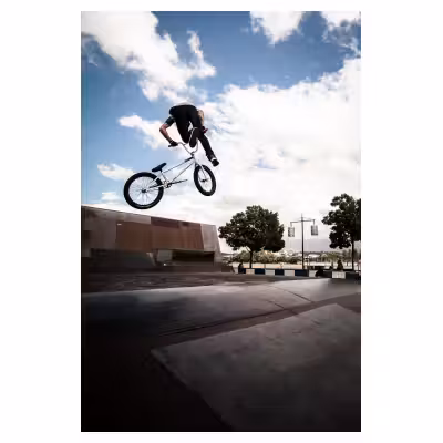 adolescent effectuant un saut à vélo BMX sur un tremplin de skatepark