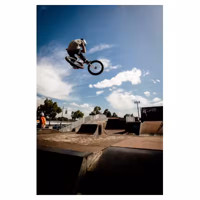 adolescent effectuant un saut à vélo BMX sur un tremplin de skatepark