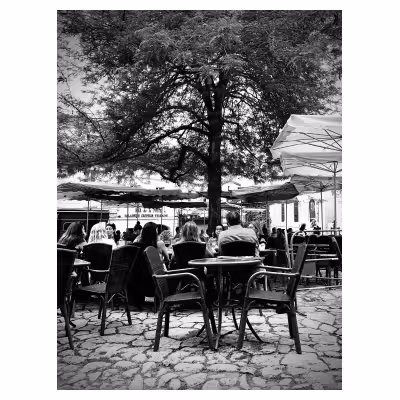 une terrasse de café à Saint-Émilion en noir et blanc