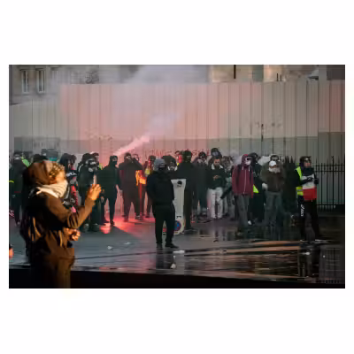 groupe de jeunes masqués dans une manifestation de rue