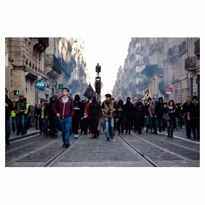groupe massif de personnes défilant dans la rue lors d'une manifestation