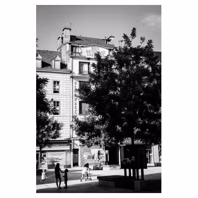 Photographie d'ambiance en noir et blanc, place de la Cité à Rodez, Aveyron