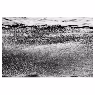 photographie de vagues échouant sur le sable