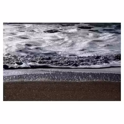 photographie de vagues échouant sur le sable