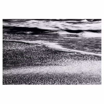 photographie de vagues échouant sur le sable