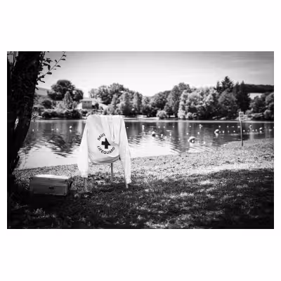 chaise de surveillance au bord d'un lac en Aveyron