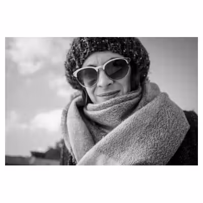 Portrait extérieur en noir et blanc d'une femme en bord de mer #3
