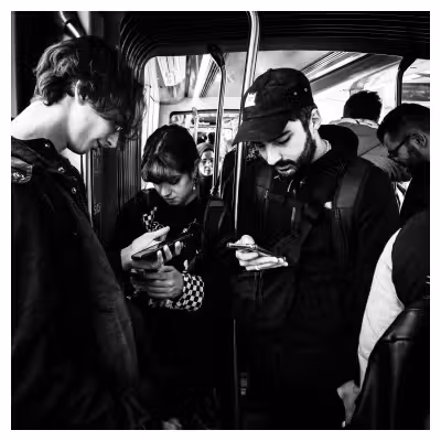 Personnes inconnues les yeux rivés sur leurs téléphones