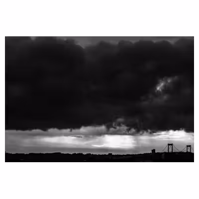 vue du pont d'Aquitaine sous un orage à Bordeaux