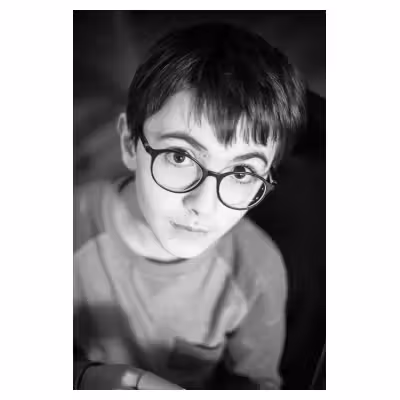portrait en plongée d'un jeune garçon portant des lunettes