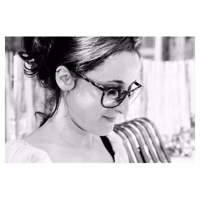 Portrait de profil noir et blanc, en extérieur, d'une jeune femme avec des lunettes de soleil