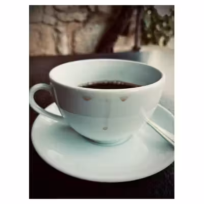 Tasse à café avec des traces suggérant un visage