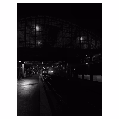 vue nocturne en noir et blanc du quai n° 4 de la gare Saint Jean de Bordeaux