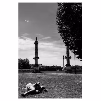 Photo d'une jeune femme dormant dans l'herbe devant la place des Quinconces a Bordeaux