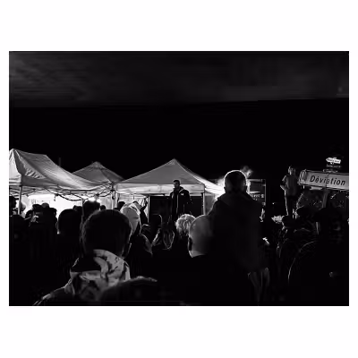 photo en noir et blanc d'agriculteurs manifestant sous un pont d'autoroute