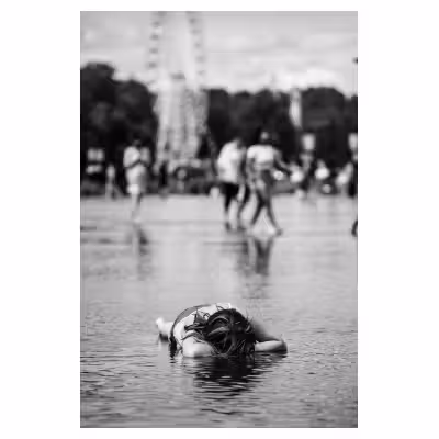 photographie d'une enfant allongée dans miroir d'eau sur les quais de Bordeaux