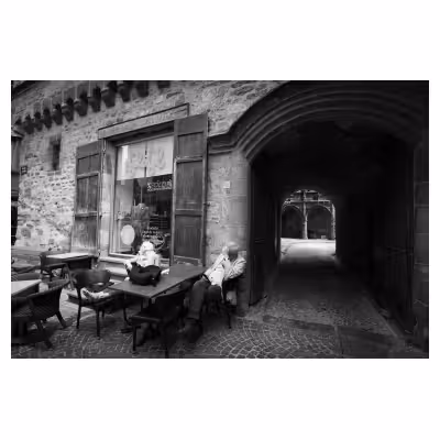 photographie noir et blanc de deux personnes prenant le temps à la terrasse d'un café