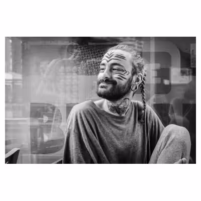photographie en noir et blanc d'un jeune homme tatoué
