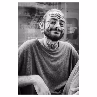 portrait en noir et blanc d'un jeune homme tatoué