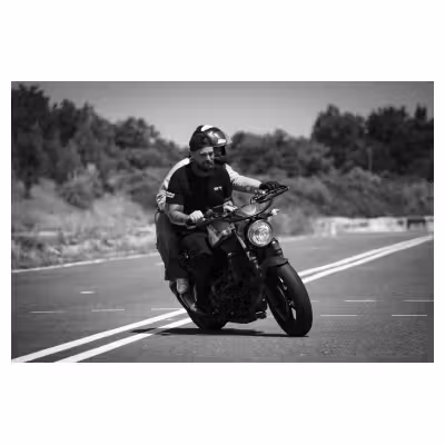 un moniteur de conduite moto expliquant à sa passagère comment slalomer