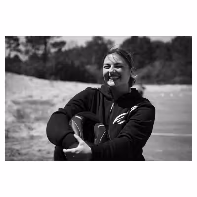 portrait d'une jeune femme souriante en noir et blanc