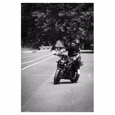 un moniteur de conduite moto avec une passagère