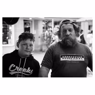 portrait en noir et blanc d'un père et son fils, maraichers sur le marché de Rodez