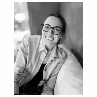 portrait d'une jeune femme portant des lunettes et souriante