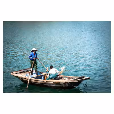 barque de pécheurs à rames sur la Baie de Hạ Long