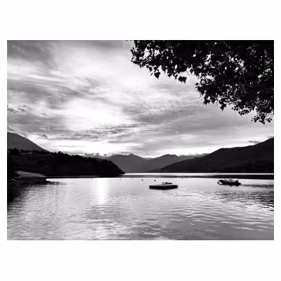 photographie noir et blanc d'un lac de montagne au lever du jour