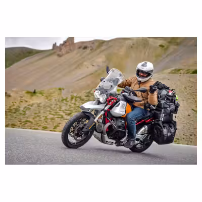 motard en ascension du col du Galibier Arvieux sur une Moto Guzzi