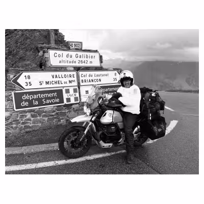 motard sur une Moto Guzzi au col du Galibier