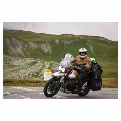 motard en ascension du col du Galibier sur une Moto Guzzi