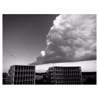 nuage laissant penser à une fumée sortant d'un immeuble