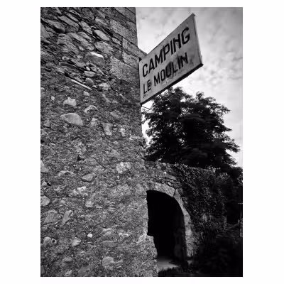 photographie noir et blanc d'un panneau ancien sur un mur