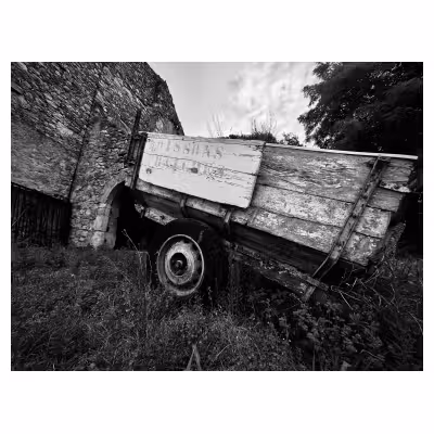 photographie noir et blanc d'une vieille charrette où il est écrit boissons fraiches