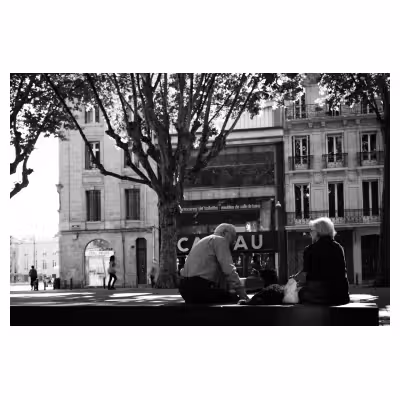 Photographie de rue sur les quais de Bordeaux. Deux personnes âgées sur un banc avec leur chien.