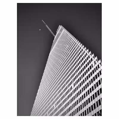 vue en contre-plongée de la Tour Triangle porte de Versailles, Paris 15ème