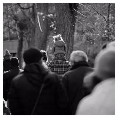 photographie d'une enfant de dos sur les épaules de son père