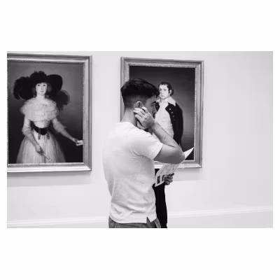 photo en noir et blanc d'un jeune homme dans un musée